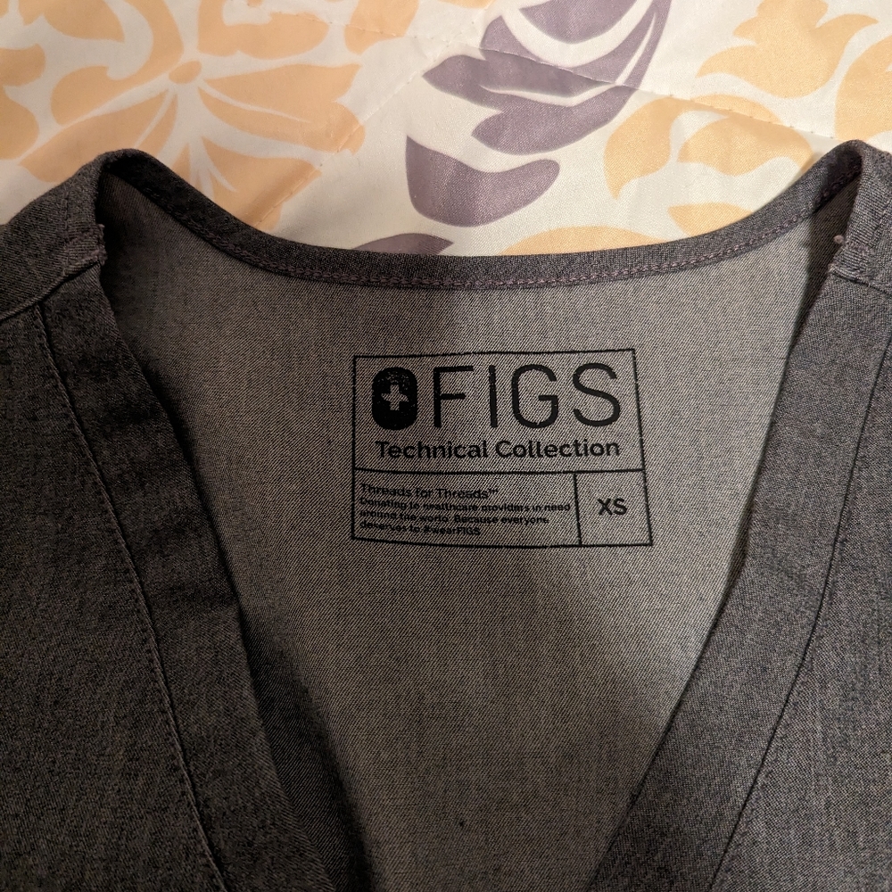 Figs Technical Casma Three-Pocket Scrub Top Women's Graphite Gray Size XS